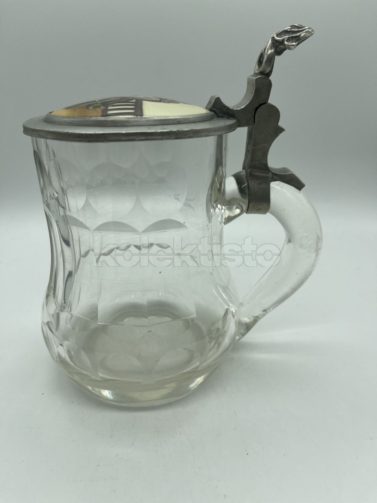 Korbel z čirého broušeného skla s cínovým víkem a porcelánovým obrázkem