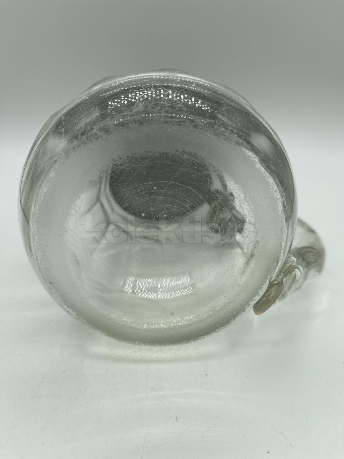 Korbel z čirého broušeného skla s cínovým víkem a porcelánovým obrázkem