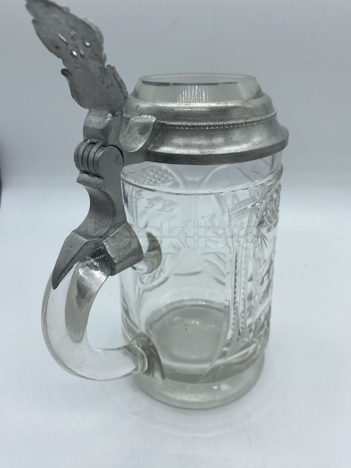 Korbel z broušeného skla s cínovým víkem