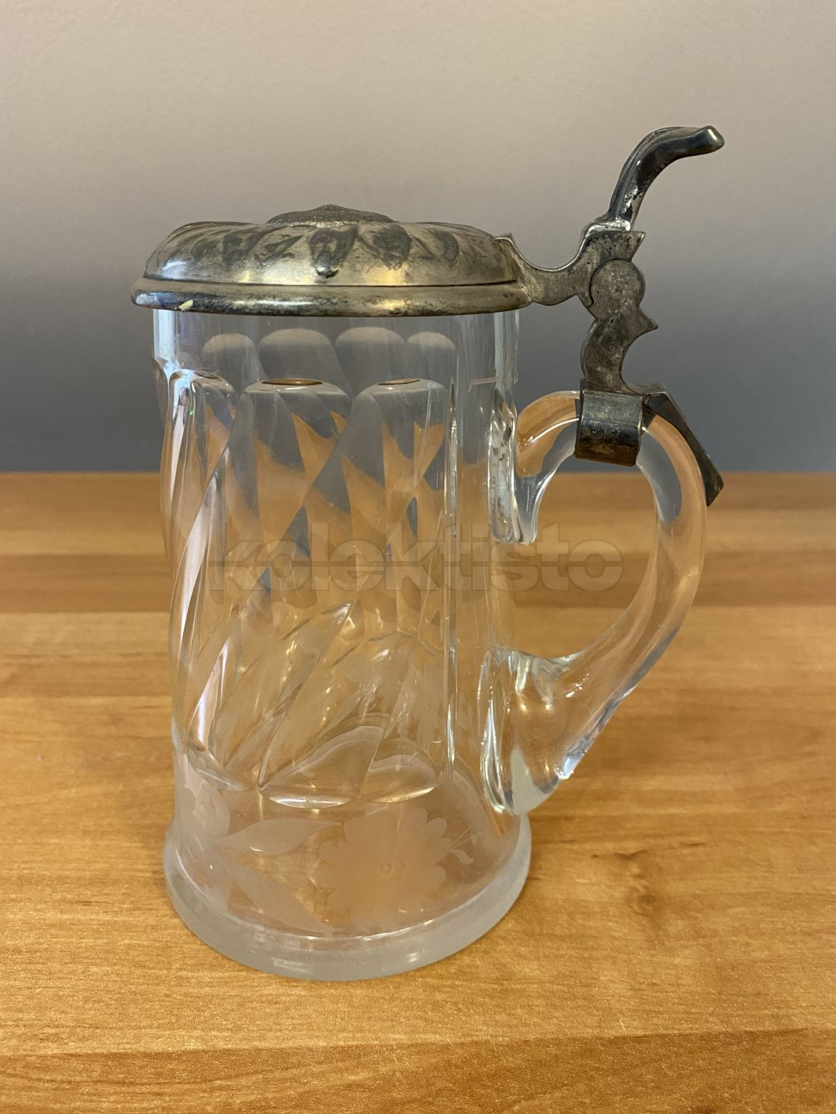 Korbel z čirého broušeného skla