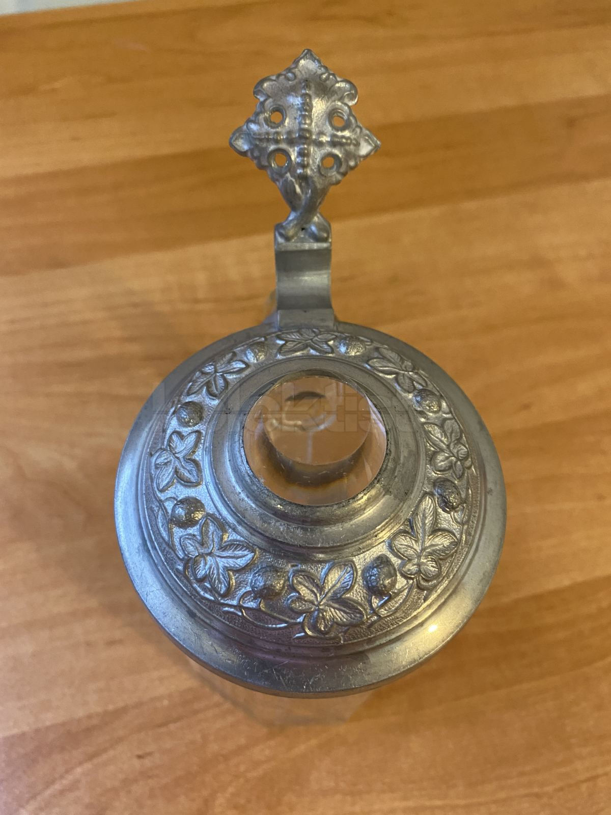 Korbel z broušeného skla s vyrytým nápisem Ein jeder trinker liebe hoch der bei den vollne glass ....