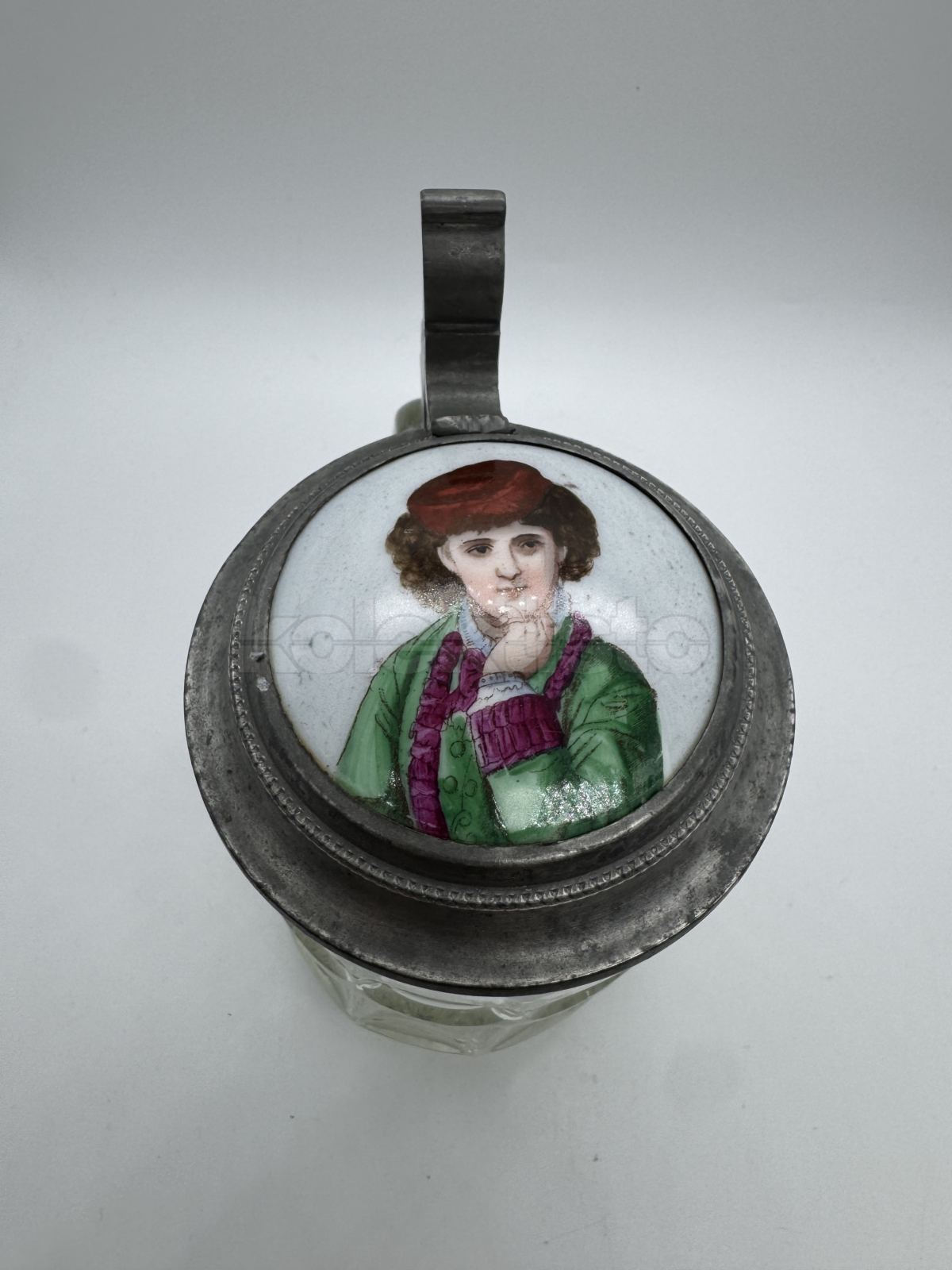Korbel z lisovaného skla s cínovým víkem a porcelánovým obrázkem