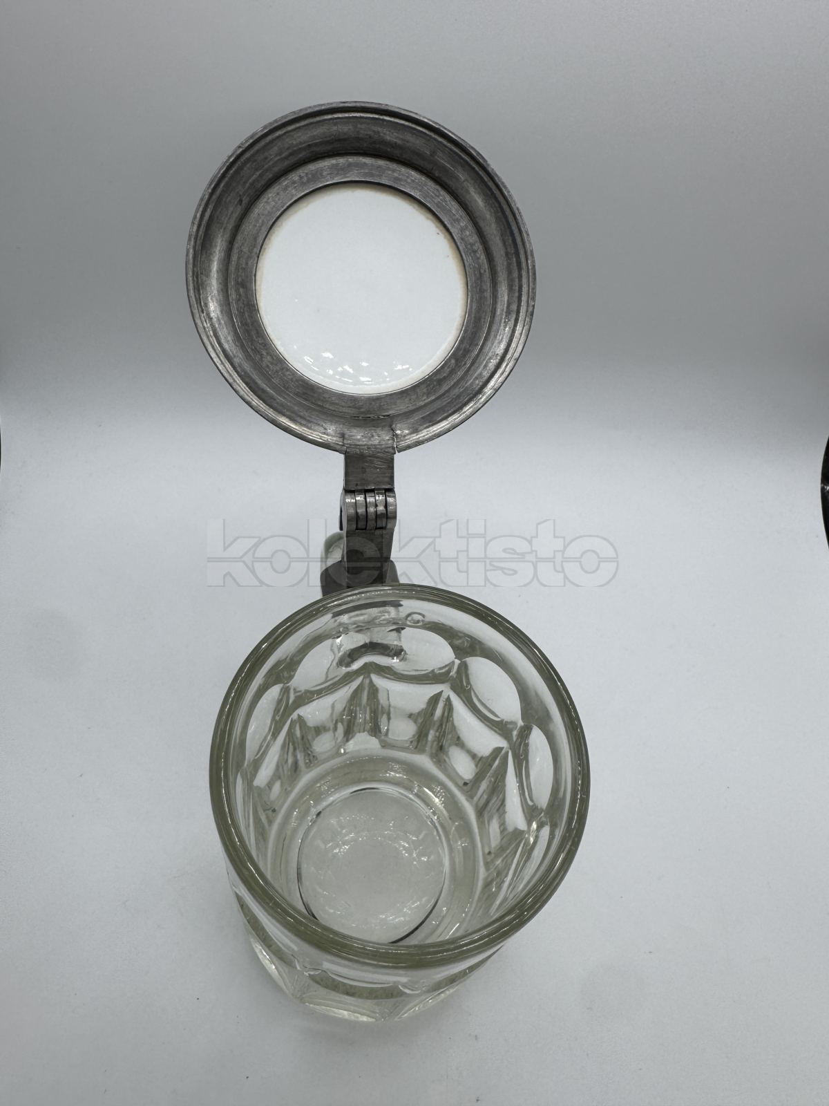 Korbel z lisovaného skla s cínovým víkem a porcelánovým obrázkem