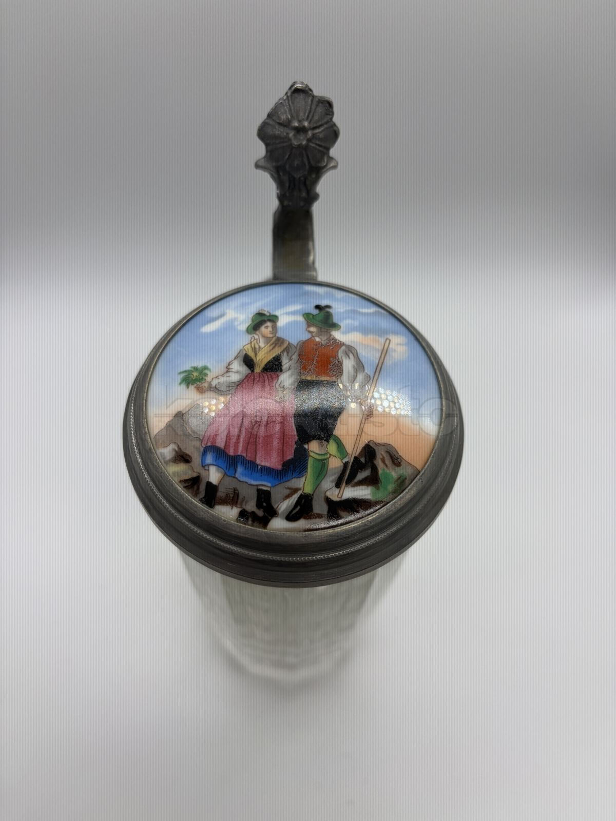 Korbel z lisovaného čirého skla s cínovým víkem a porcelánovým obrázkem