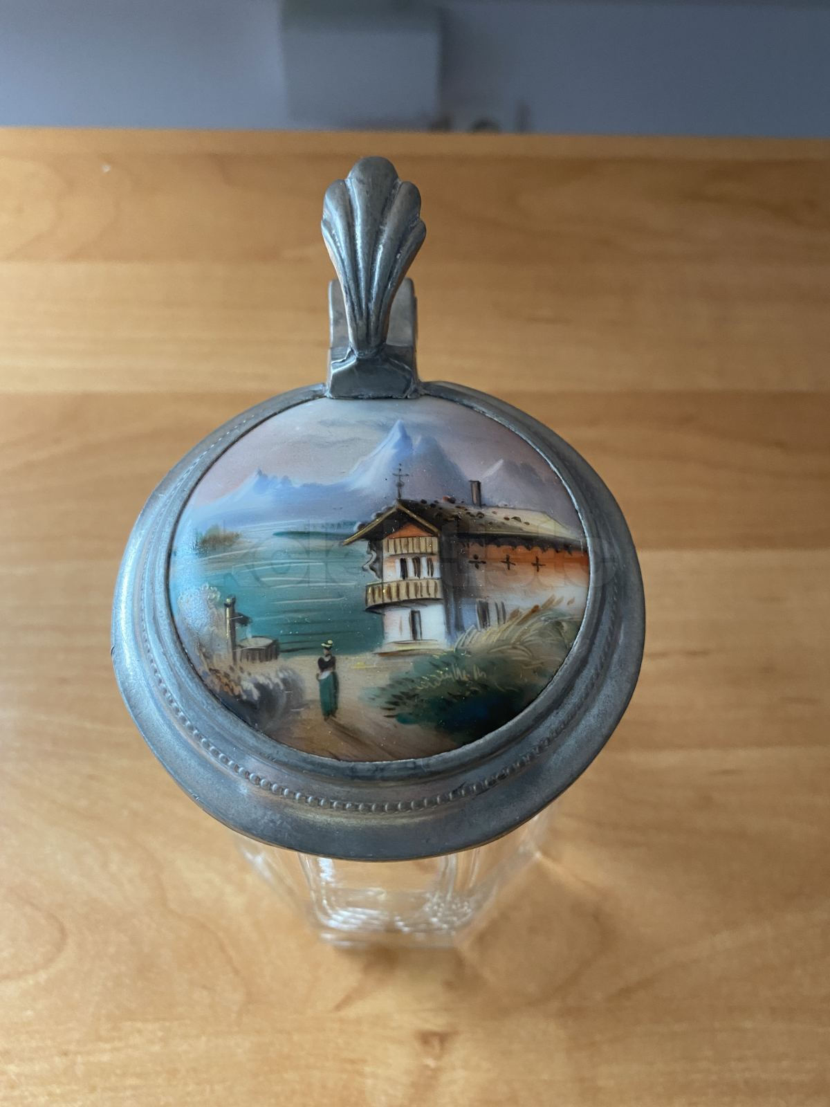 Korbel z lisovaného čirého skla s cínovým víkem a porcelánovým obrázkem