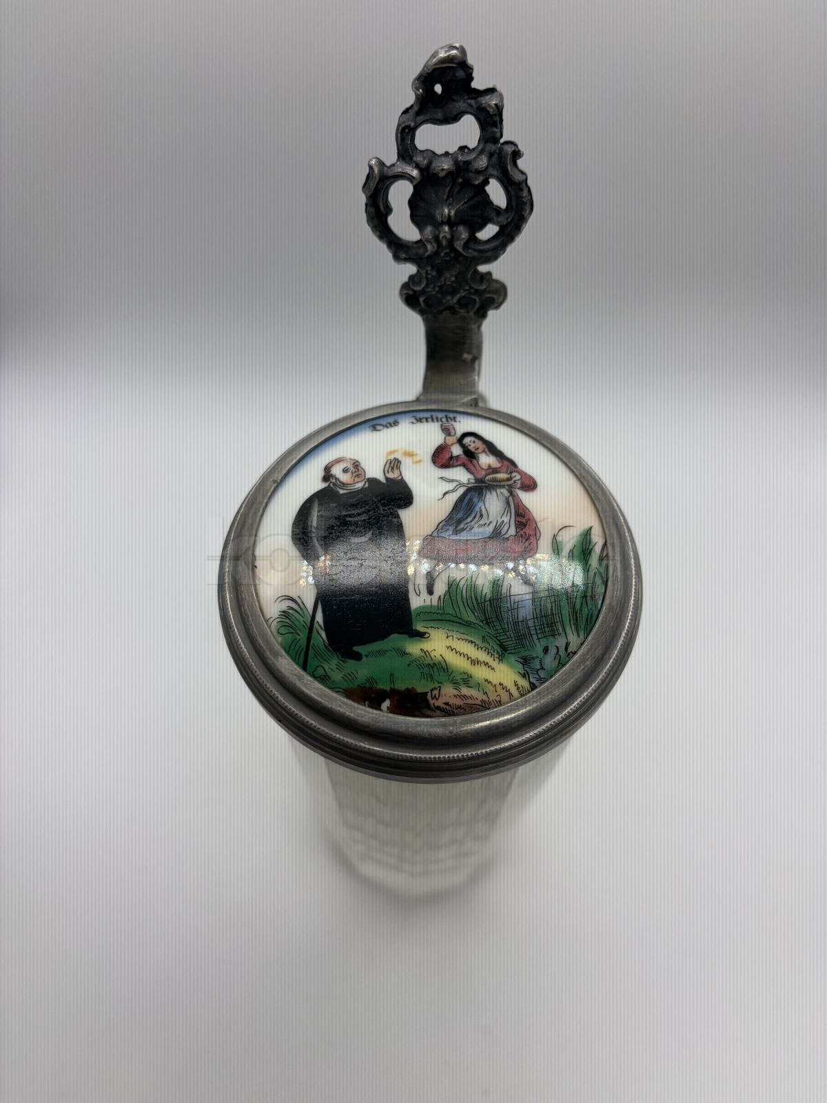 Korbel z lisovaného čirého skla s cínovým víkem a porcelánovým obrázkem
