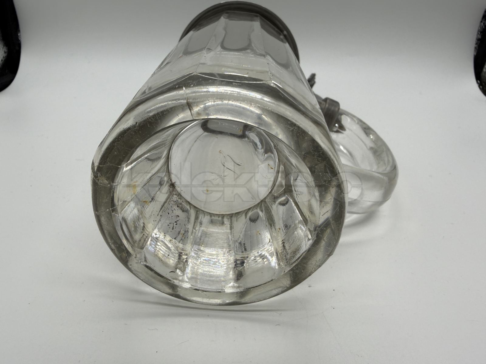 Korbel z lisovaného čirého skla s cínovým víkem a porcelánovým obrázkem