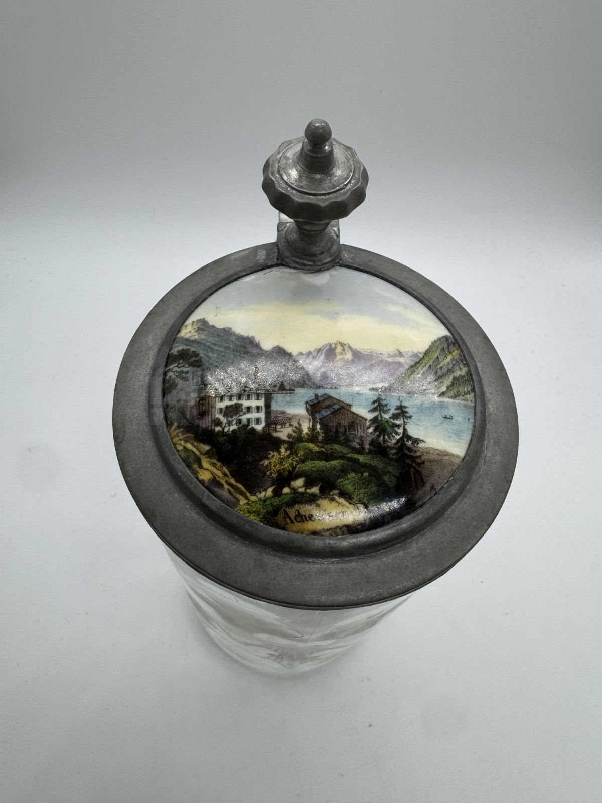 Korbel z čirého lisovaného skla s cínovým víkem a malovaným porcelánovým obrázkem