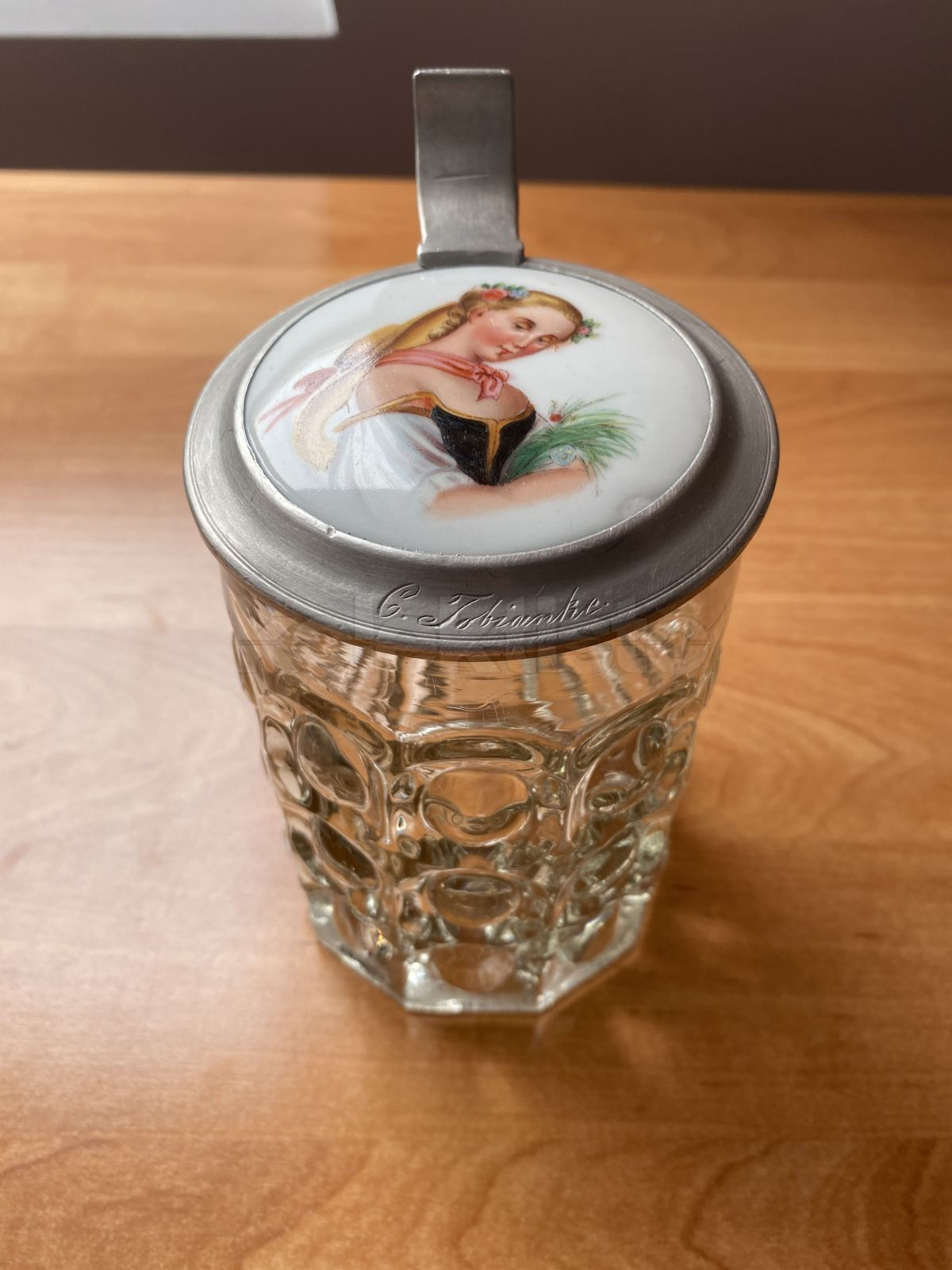 Korbel z lisovaného čirého skla s cínovým víkem s obrázkem na porcelánu