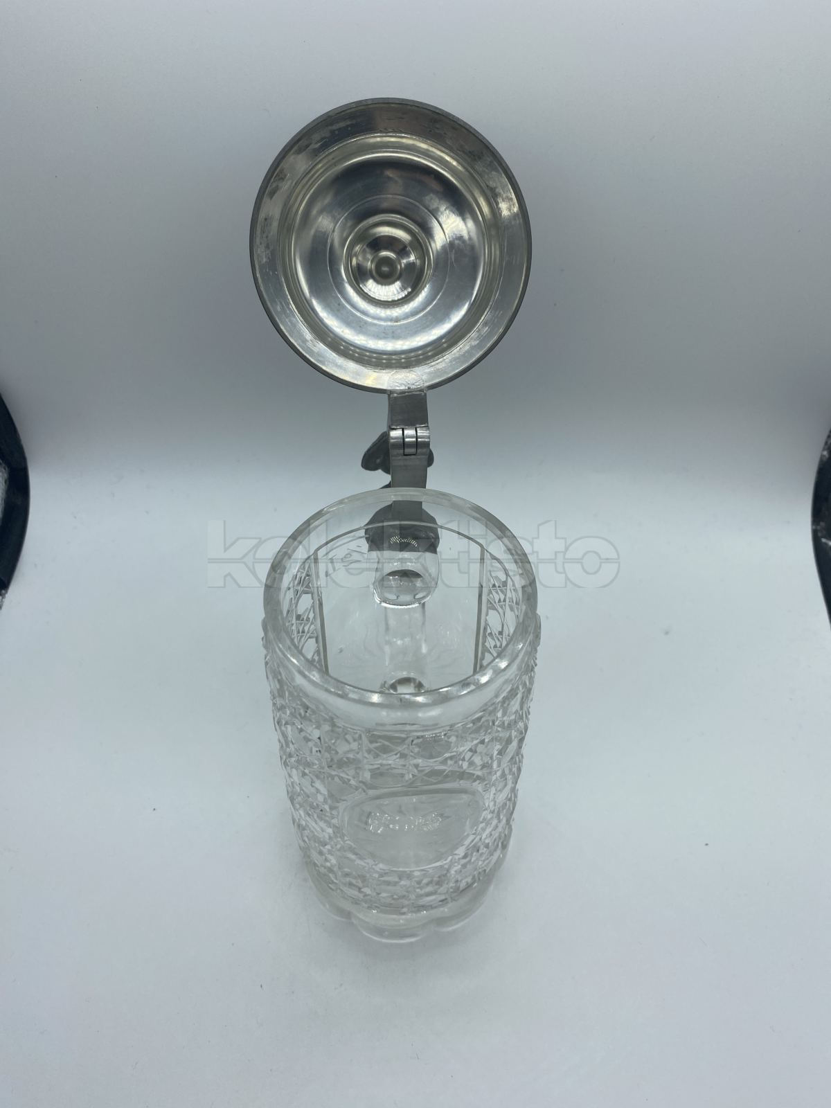 Korbel z čirého broušeného skla
