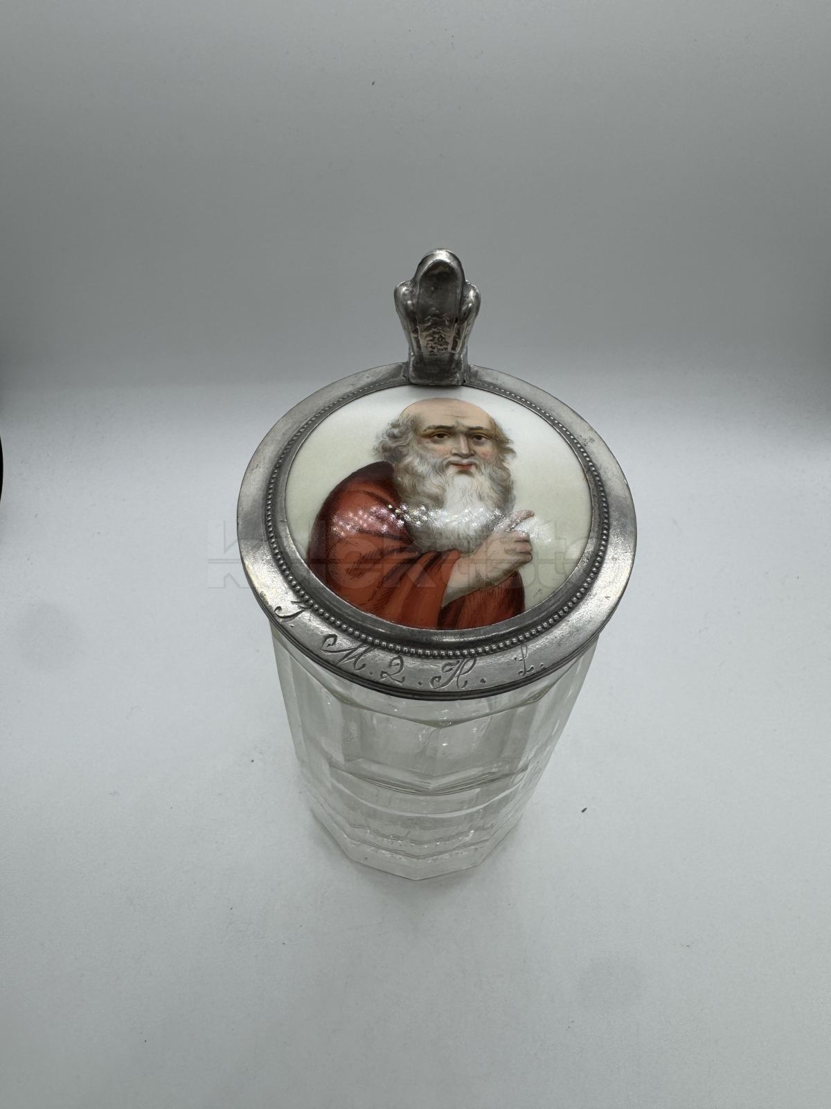 Korbel z lisovaného skla s cínovým víčkem a malovaným obrázkem na porcelánu