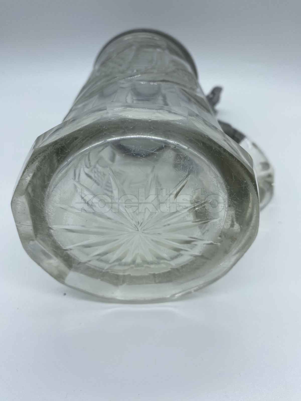 Korbel z čirého broušeného skla s cínovým víkem a porcelánovým obrázkem s loveckým motivem