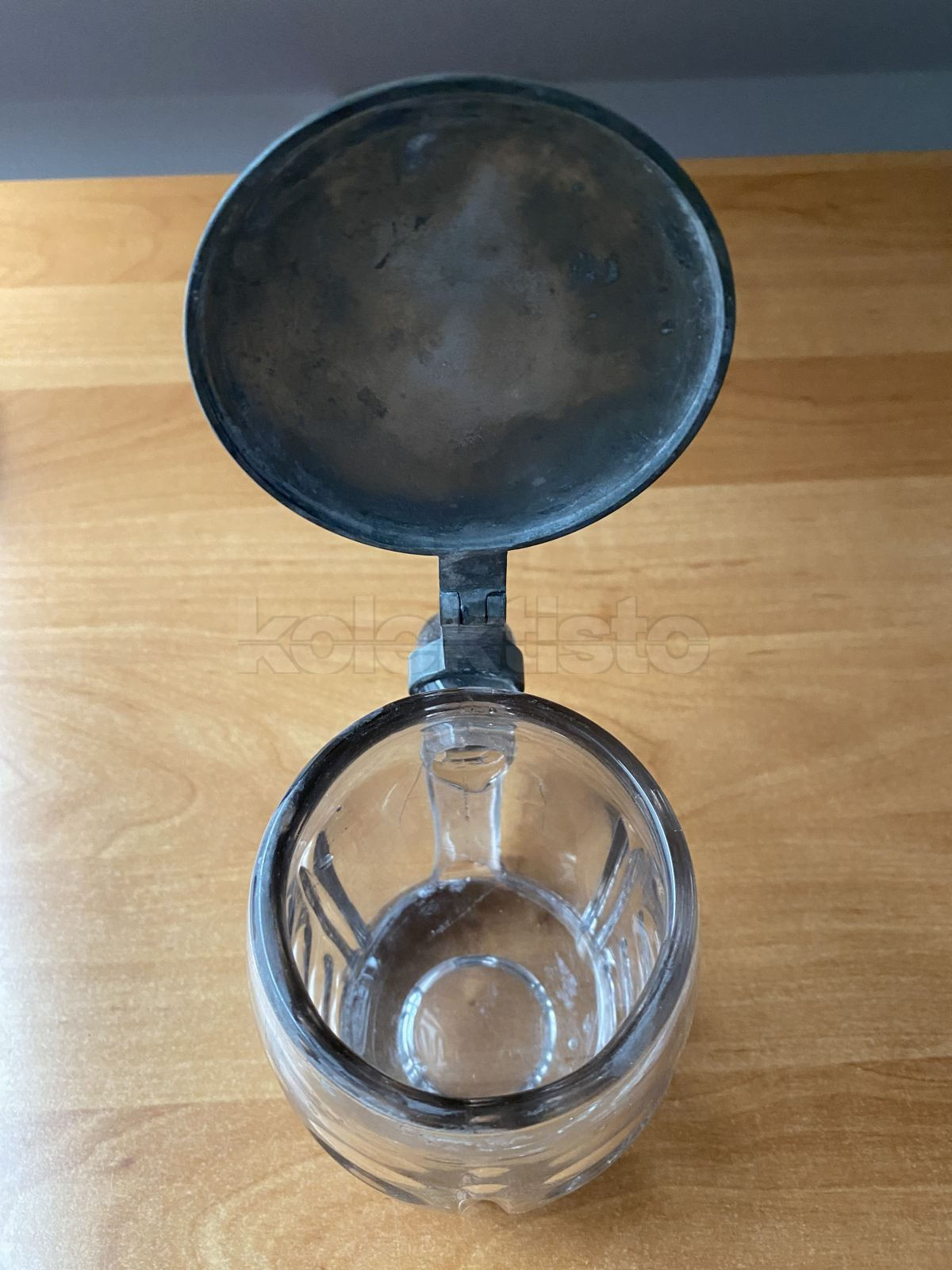 Korbel z čirého skla s cínovým víkem