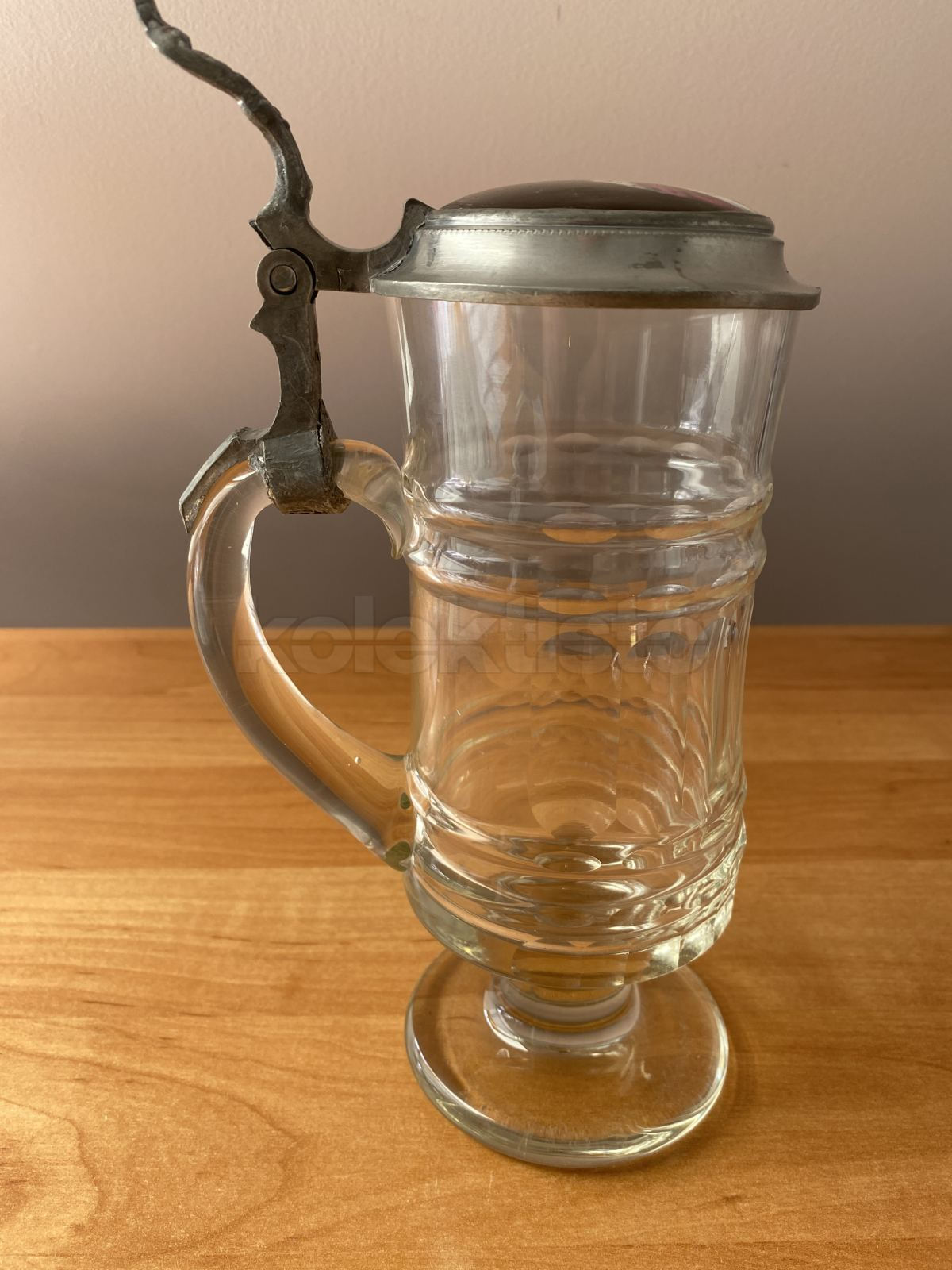 Korbel z čirého skla s cínovým víčkem a obrázkem GAMBRINUS
