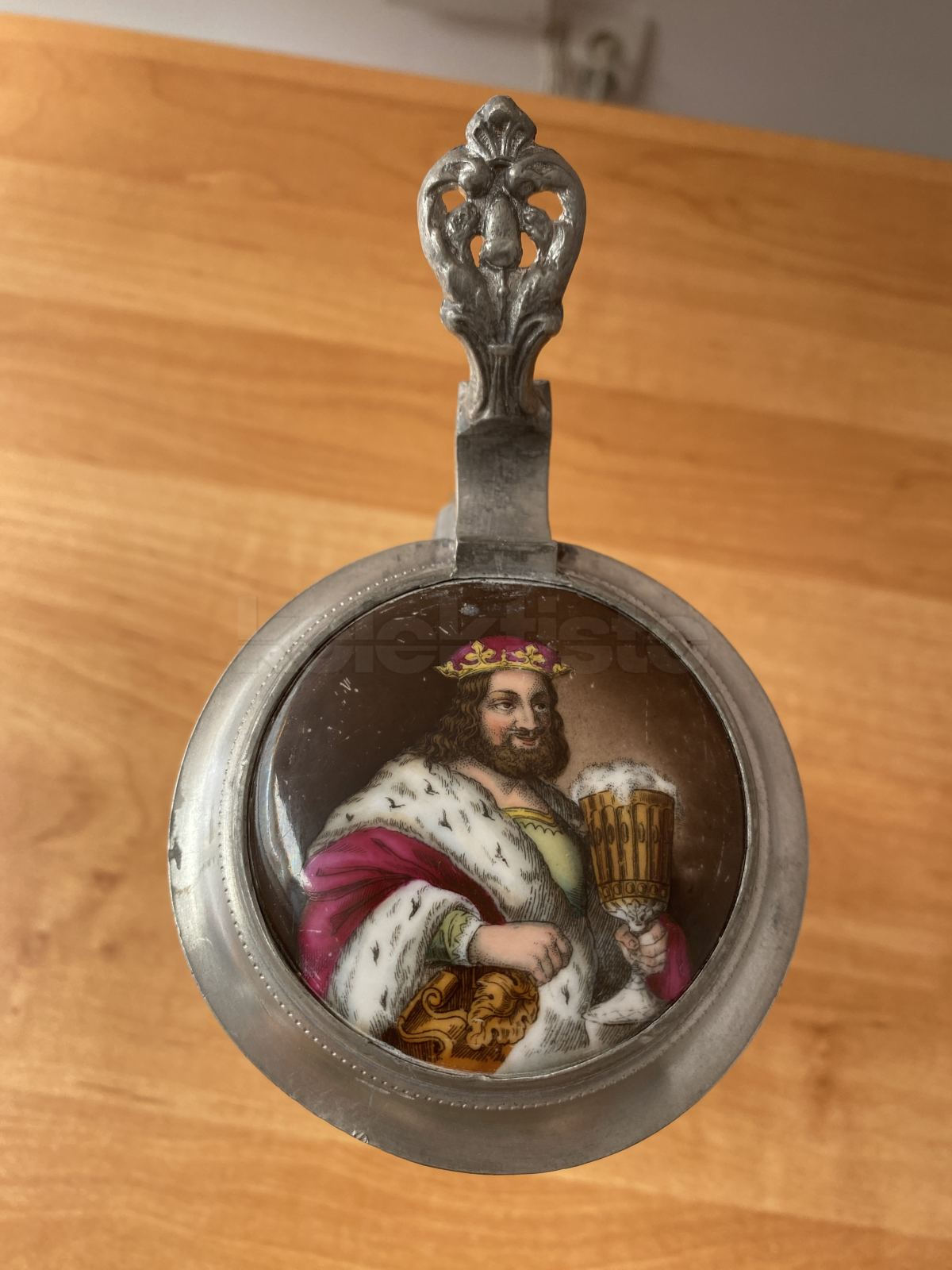 Korbel z čirého skla s cínovým víčkem a obrázkem GAMBRINUS