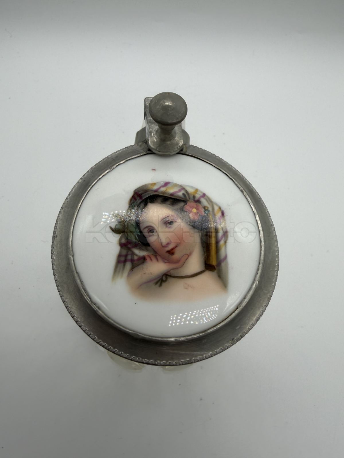 Korbel z lisovaného broušeného skla s cínovým víkem a porcelánovým obrázkem