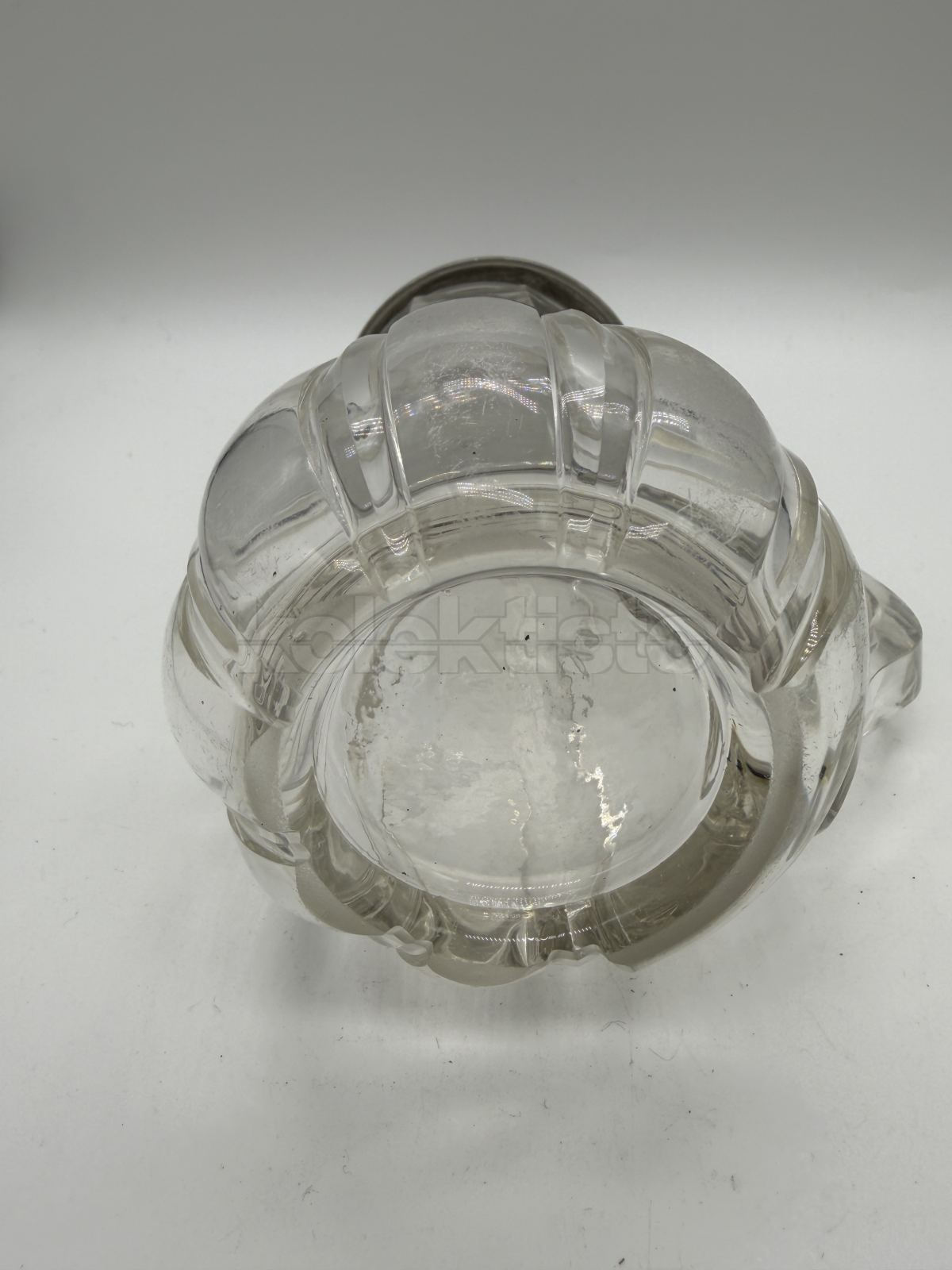 Korbel z lisovaného broušeného skla s cínovým víkem a porcelánovým obrázkem