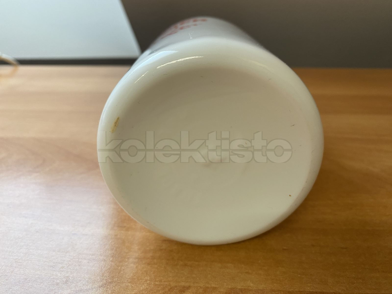 Skleněná láhev s reklamou na mléko