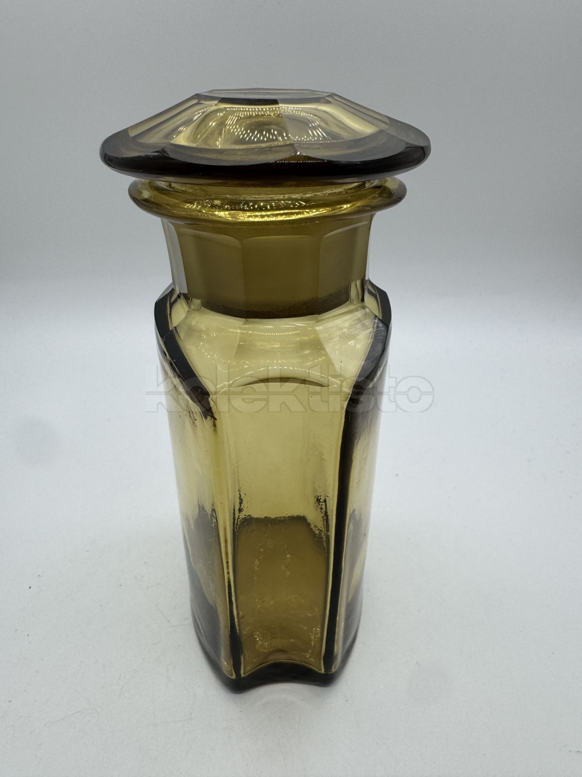 Lékárenská prachovnice z broušeného skla