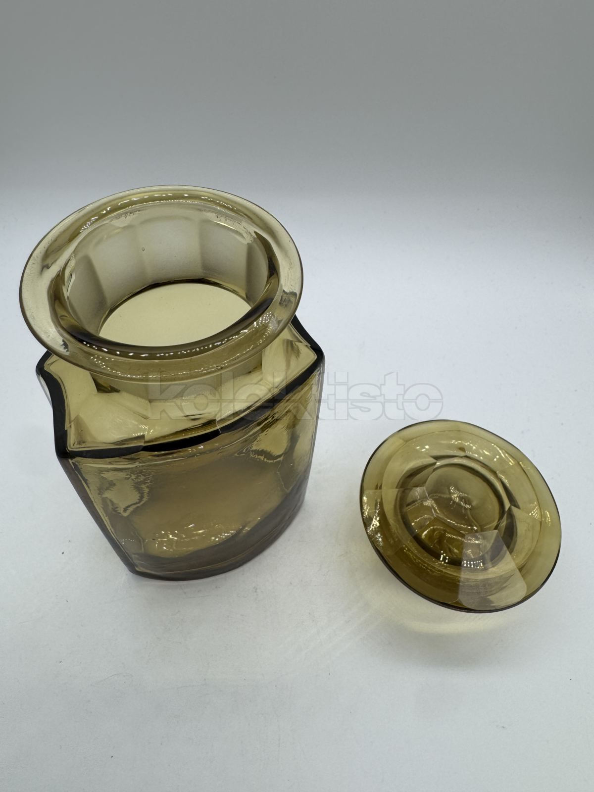 Lékárenská prachovnice z broušeného skla