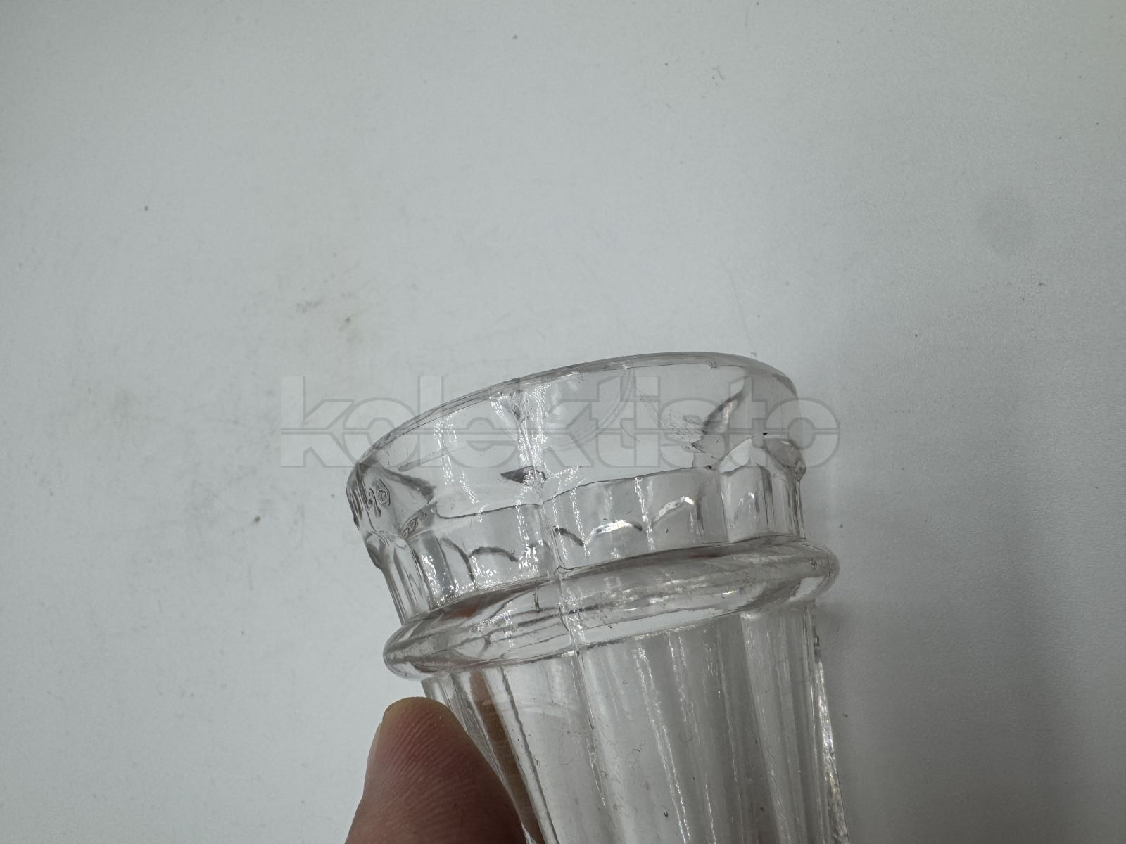 Panák z čirého lisovaného skla