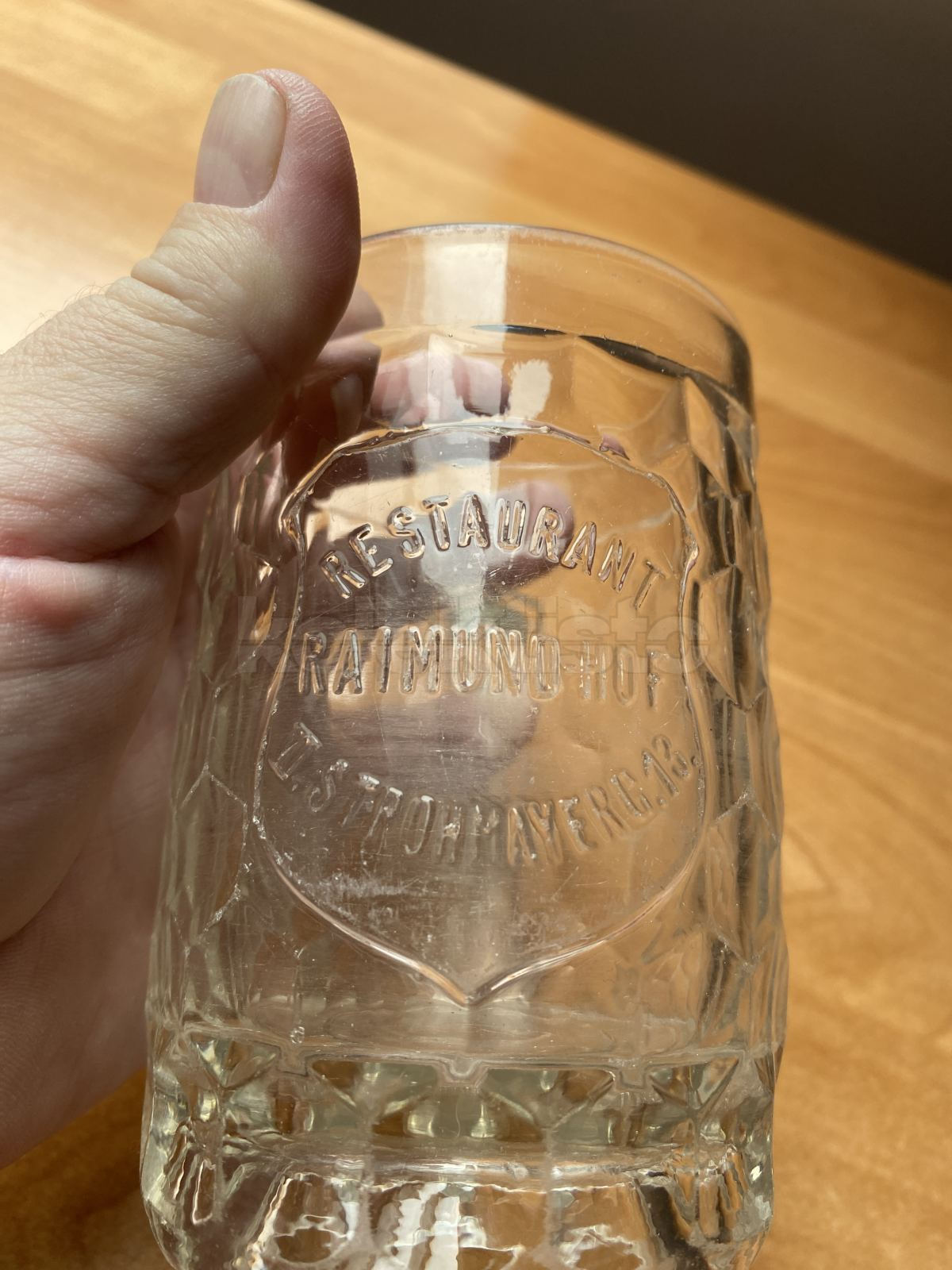 Půllitr z lisovaného skla s nápisem RESTAURANT RAIMUND HOF II.