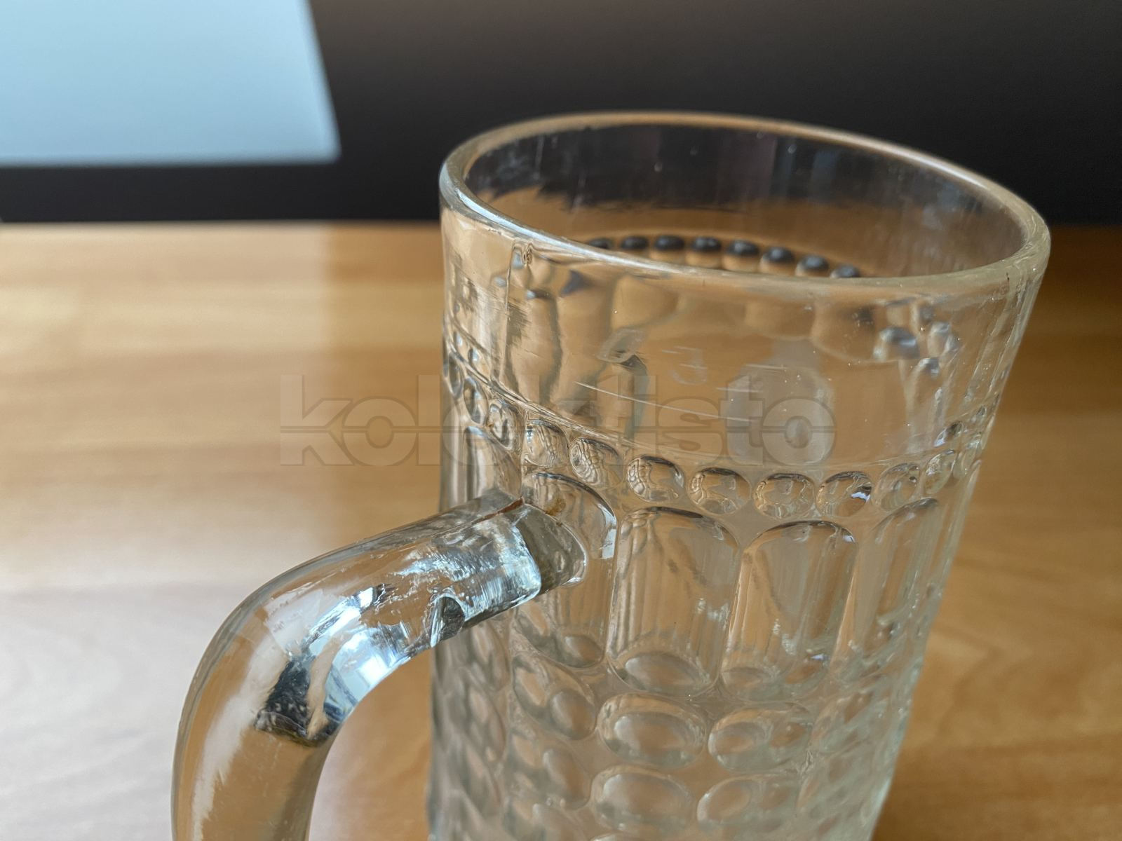 Půllitr z čirého lisovaného skla s plastickým vyobrazením osobnosti