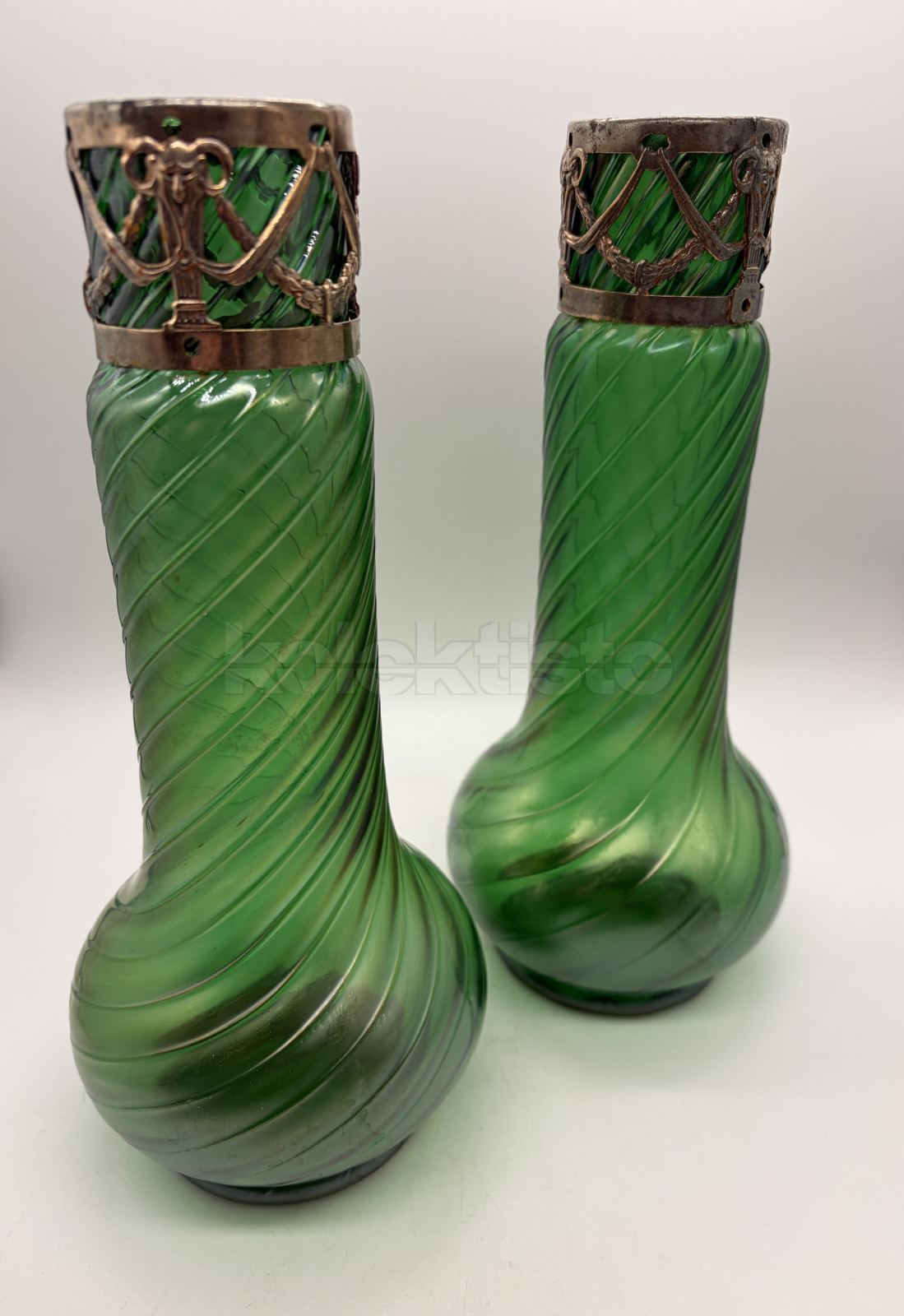 Skleněná váza s kovovou montáží