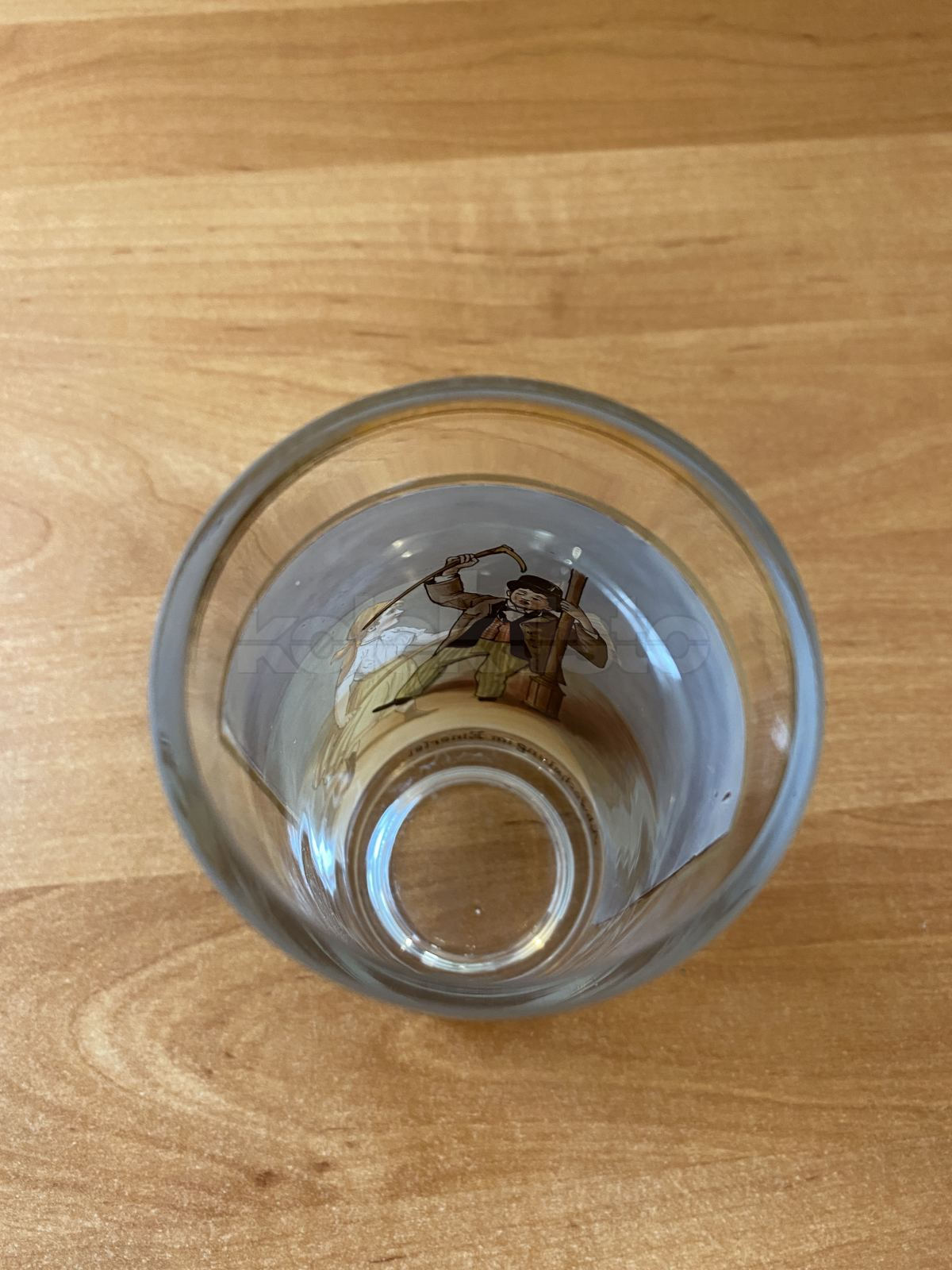 Sklenice z čirého skla s žertovnou scénkou, obrázek uvnitř sklenice