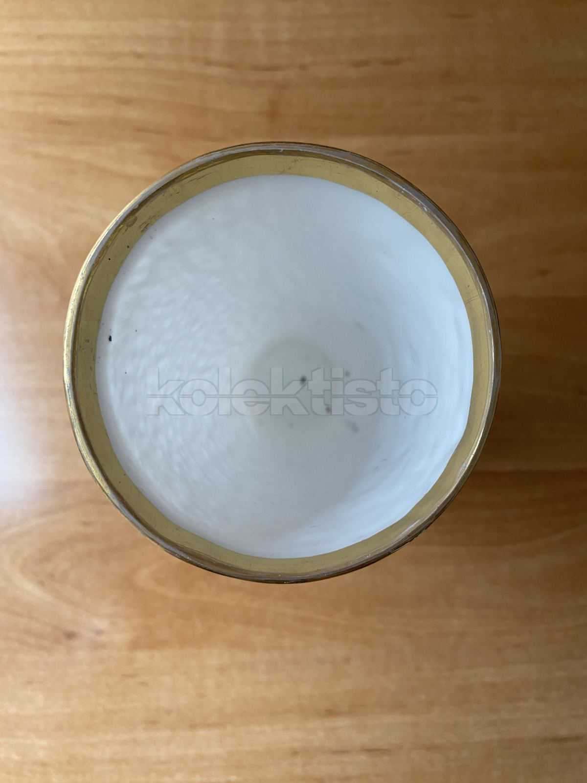 Sklenice z čirého a bílého skla s ledovým dekorem