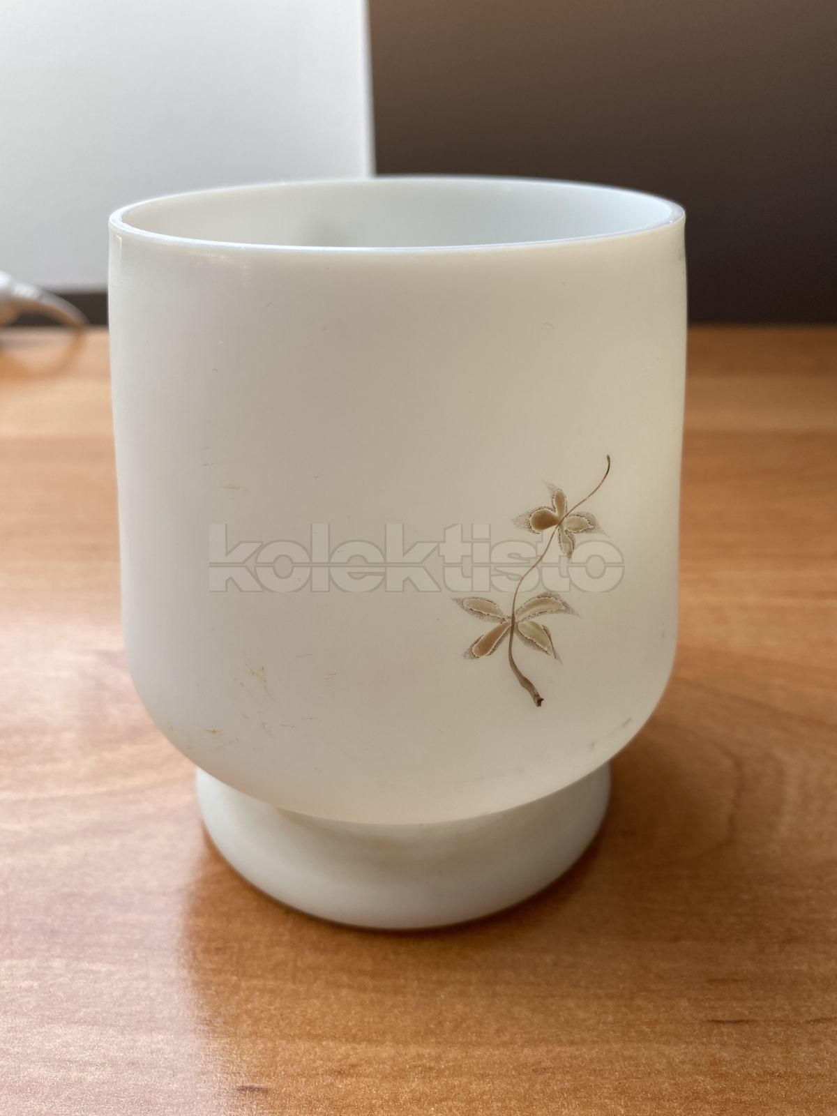 Skleněná váza z opálové skla, smyté zdobení