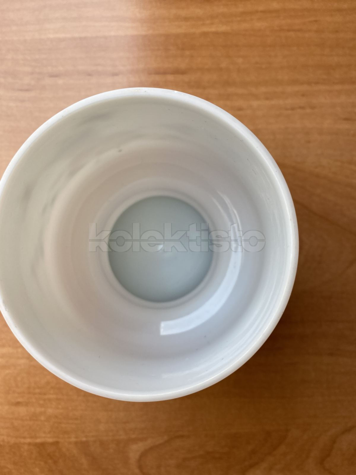 Skleněná váza z opálové skla, smyté zdobení