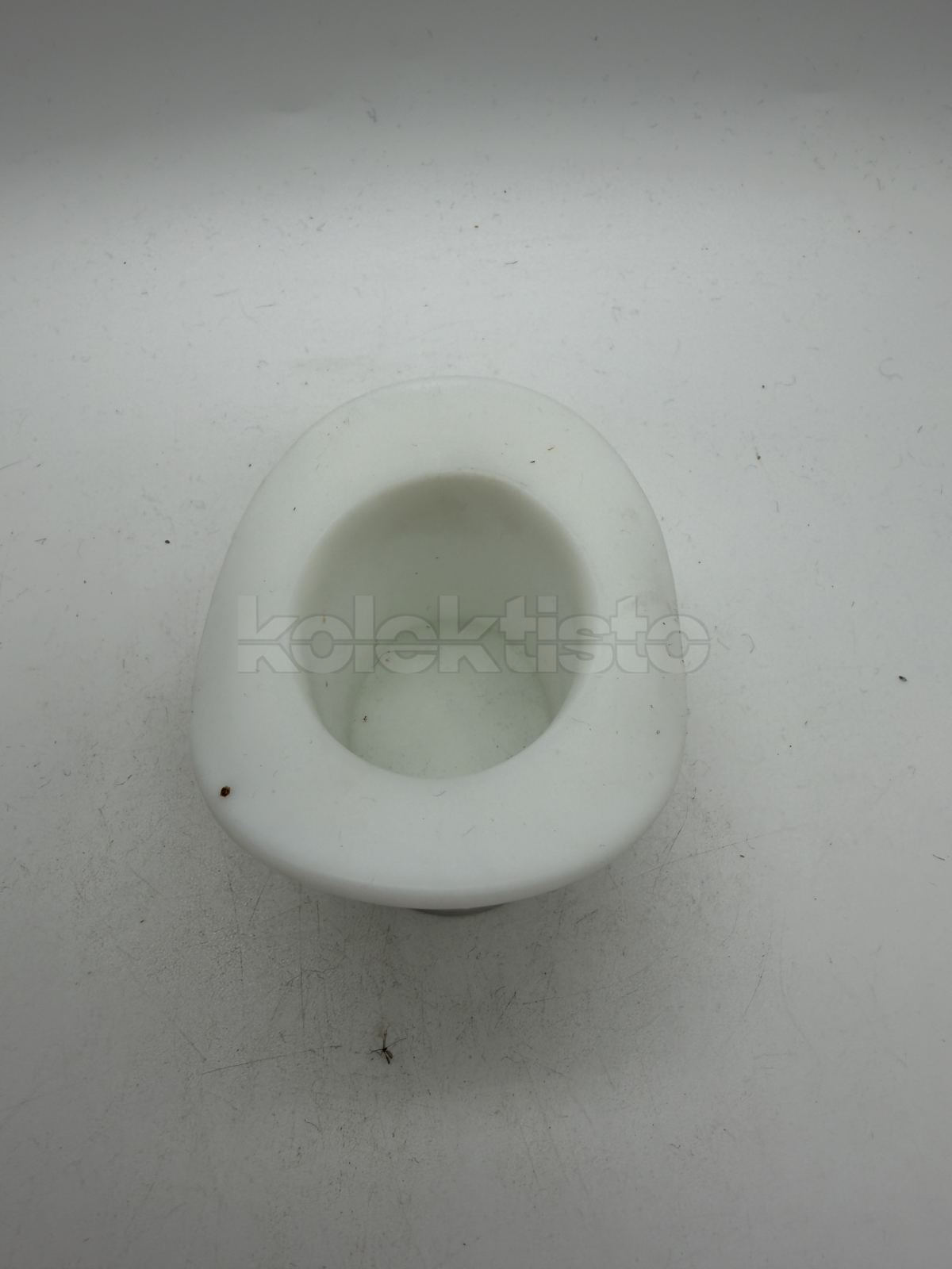 Stojánek na sirky z bílého skla ve tvaru klobouku