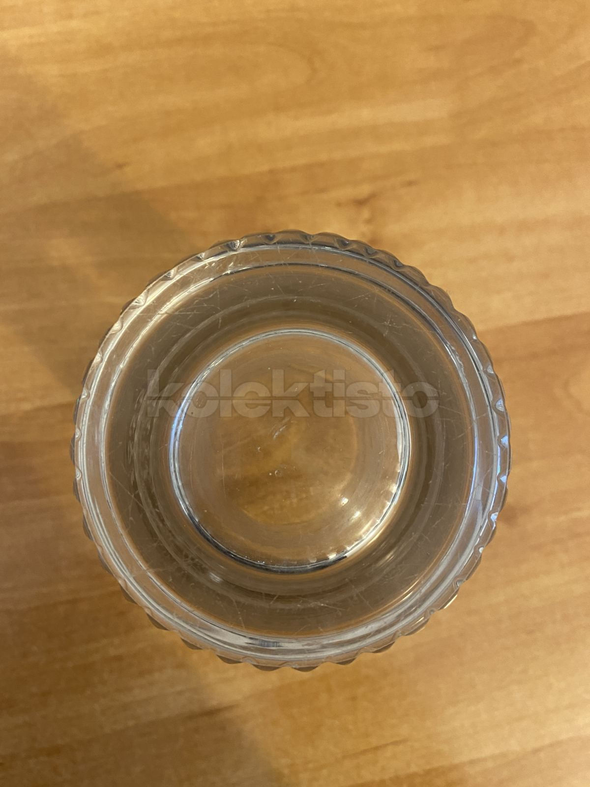Sklenice z čirého skla zdobená rytinou