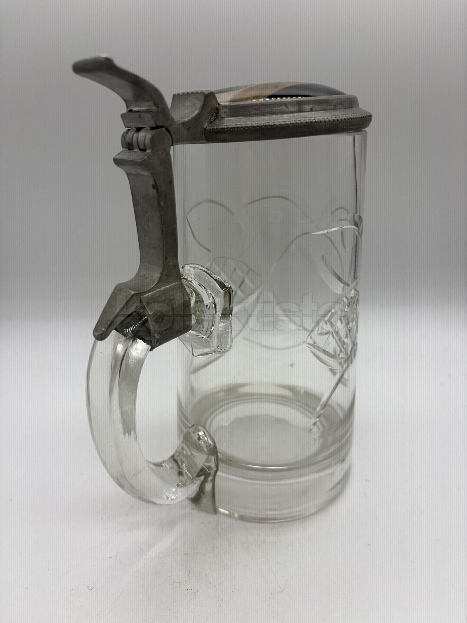 Korbel z čirého broušeného skla s cínovým víkem a porcelánovým obrázkem pijáka