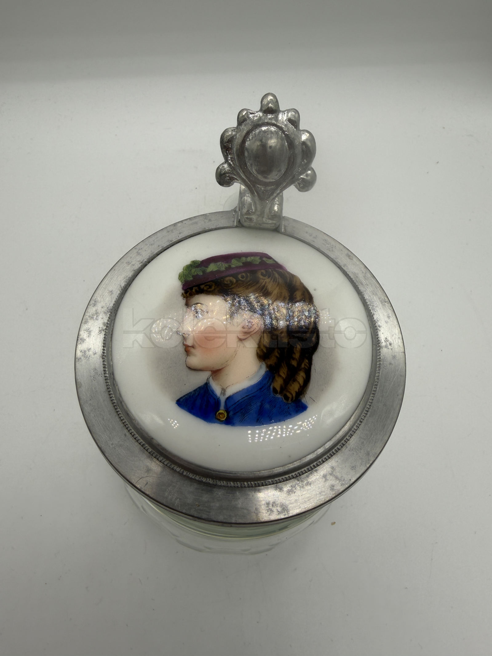 Korbel z čirého broušeného skla s cínovým víkem a porcelánovým obrázkem císařovny