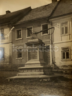 80 Kč XXX Foto NEURČENO POMNÍKY, CZE100295