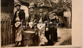 100 Kč XXX Pohlednice NEURČENO KROJE, CZE100361