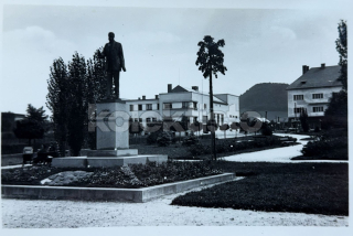 380 Kč NJ Pohlednice Kopřivnice POMNÍKY, CZE118595