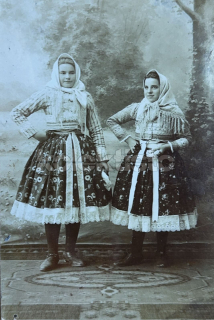 380 Kč UH Pohlednice Uherský Ostroh KROJE, CZE125728