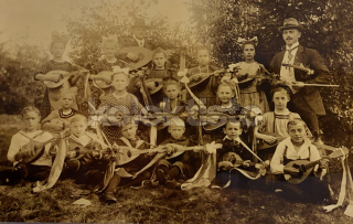 300 Kč GEN Pohlednice HUDEBNÍCI, GEN137827