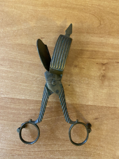Kratiknot z mosazi