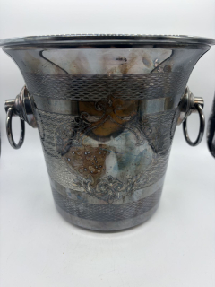 Kovová nádoba na chlazení láhve vína