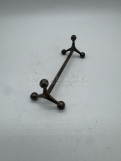 Kovový stojánek na příbor