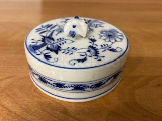 Porcelánový malý poklop s cibulovým vzorem