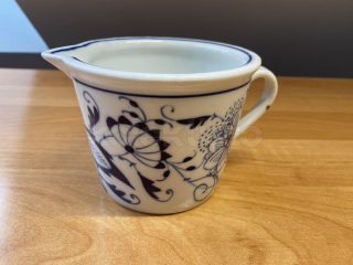 Porcelánový hrnek s cibulovým vzorem