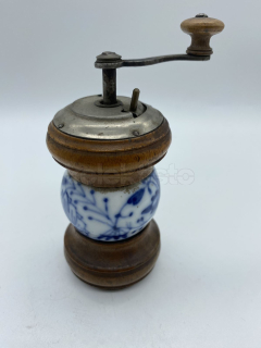 Porcelánový mlýnek na pepř s cibulovým vzorem