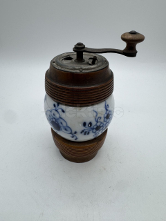 Porcelánový mlýnek na pepř s cibulovým vzorem