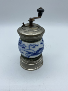 Porcelánový mlýnek na pepř s cibulovým vzorem