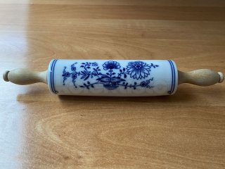 Porcelánový váleček s cibulovým vzorem